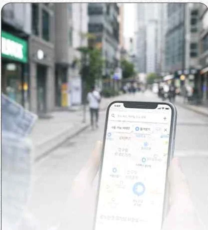 길에서 씻다 앱 지도로 주변 비데 화장실을 찾는 모습